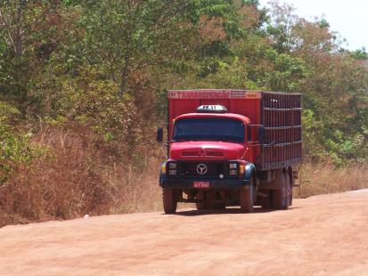 Caminho boiadeiro atravessa lentamente trecho com piso irregular na BR-158. Foto de Ariosto Mesquita