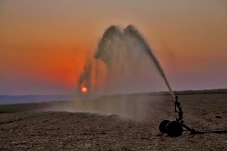 Vinhaa aplicada na ferti-irrigao nos canaviais. Foto de Tadeu Fessel