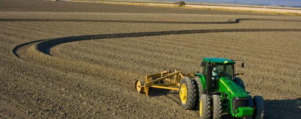 Tecnologia da John Deere possibilita reduo de at 50% no tempo de preparo do solo em lavouras de arroz. Foto: divulgao.