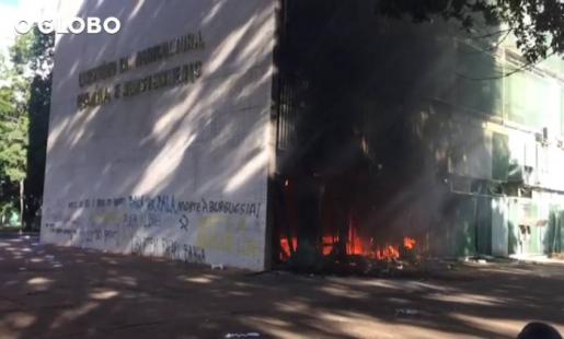 Manifestantes teriam ateado fogo no prdio do Ministrio da Agricultura (Foto: O Globo)