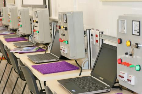 Computadores e componentes eletrnicos fazem parte das ferramentas de aprendizagem