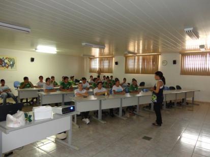 Aprendizes durante visita tcnica  Usina Virgolino de Oliveira