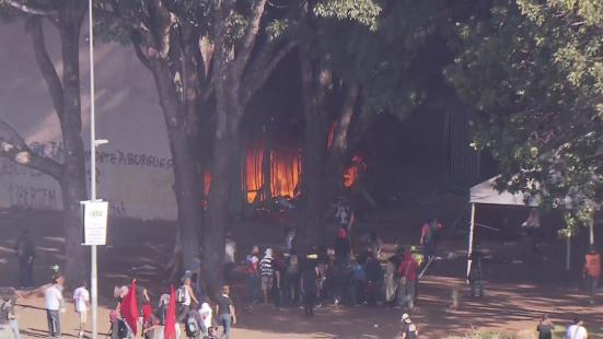 Manifestantes atearam fogo no prdio do Mapa em protesto contra o presidente Michel Temer (Foto: G1)