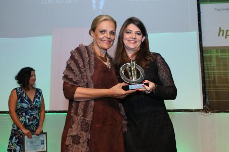 Presidente da Biocana, Leila Alencar Monteiro de Souza, recebe em grande estilo, prmio Destaque Entidade pela gerente de Responsabilidade Corporativa da NICA, Iza Barboza. (imagem: Divulgao/Biocana) 