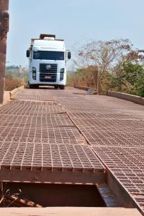 Enorme buraco ameaa caminhoneiros na ponte sobre o Rio Inaj, 91 km depois de Santana do Araguaia, rumo  Redeno, no Par. Foto de Ariosto Mesquita