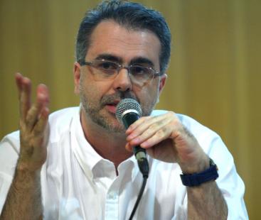 O nosso pas privilegia a tutela do Estado, sem liberdade para negociao, o que  diferente de qualquer Pas", diz Renzo