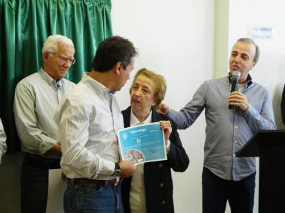 Scylla Duarte Prata entrega certificado a Roberto Biasi. Foto: Divulgao So Jos da Estiva