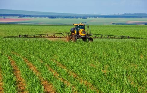 Investimentos em commodities agrcolas podem reduzir diferena na balana comercial da indstria qumica, aponta estudo (Foto: Valtra)