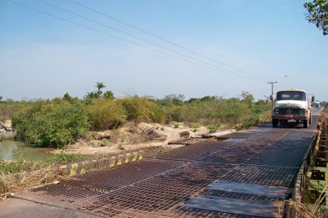 No h protees laterais para o trfego de veculos em diversas pontes na BR-158. Foto de Ariosto Mesquita