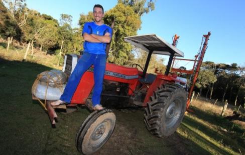Elcio Rochinski assumiu o comando da propriedade e diz que vale a pena ficar na roa. Foto: Ivonaldo Alexandre/Gazeta do Povo