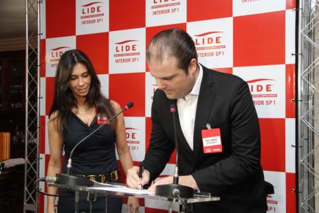 Thaisa Carvalho, diretora-geral do LIDE BRASIL, e o presidente do LIDE INTERIOR SP1, Fbio Fernandes, na assinatura do contrato de parceria