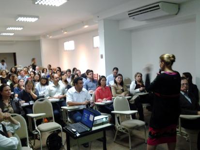 Iza Barbosa explica aos participantes sobre o Pronatec