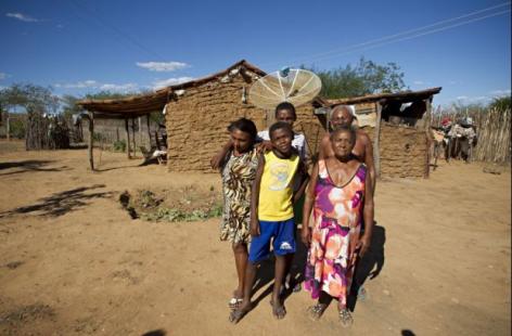 Famlia de Domingos tem TV e parablica, mas recebe gua a conta gotas, em Serra Talhada, Pernambuco. Foto: Alexandre Mazzo