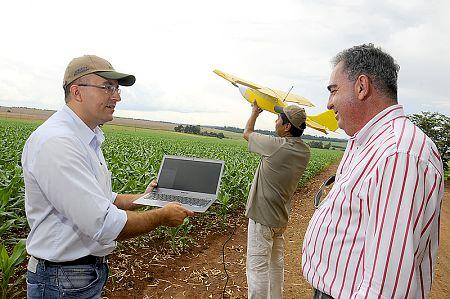 O agrnomo Francis Magalhes e o produtor Eduardo Fernandes, que  pioneiro no sistema de monitoramento de rea por fotos areas na cultura do milho