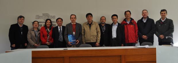 Delegao chinesa, representantes do MAPA, representantes da Embrapa Uva e Vinho e da Aprovale. Foto de Viviane Zanella